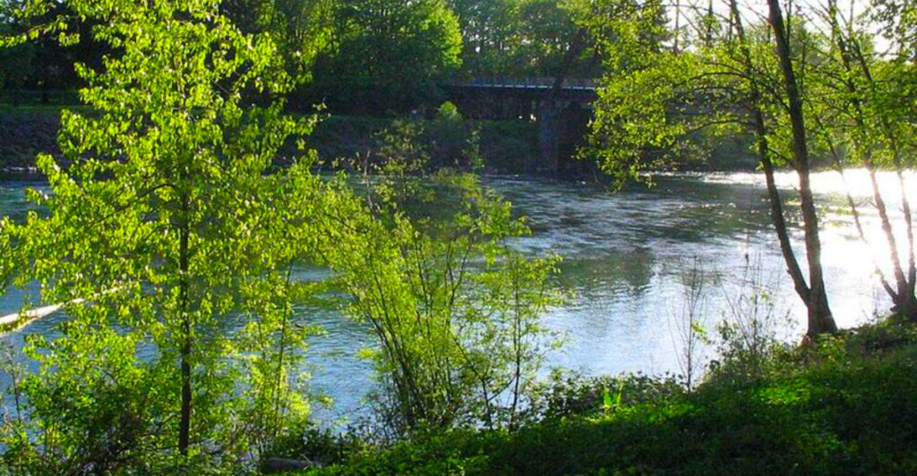 This Hidden Oregon Town Between Eugene and Bend Is a Paradise of Hot Springs and Adventure