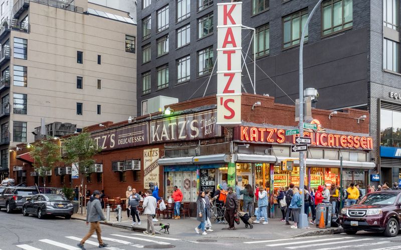 Katz's Delicatessen (1888) – Lower East Side