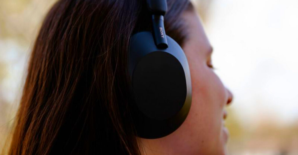 Top 10 Travel Headphones Every Outdoor Adventurer Needs in 2025