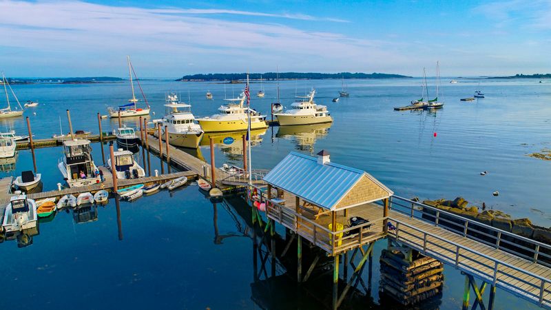 Dolphin Marina & Restaurant – Harpswell