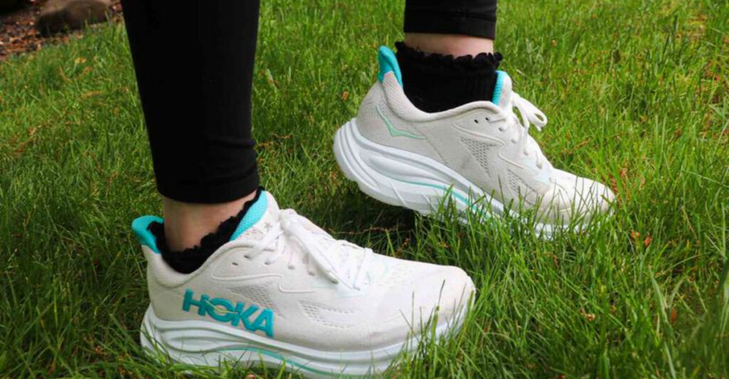 10 Comfortable Walking Shoes for Women Traveling in 2025