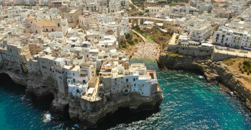 17 Clifftop Towns So Pretty You’ll Think They’re Unreal