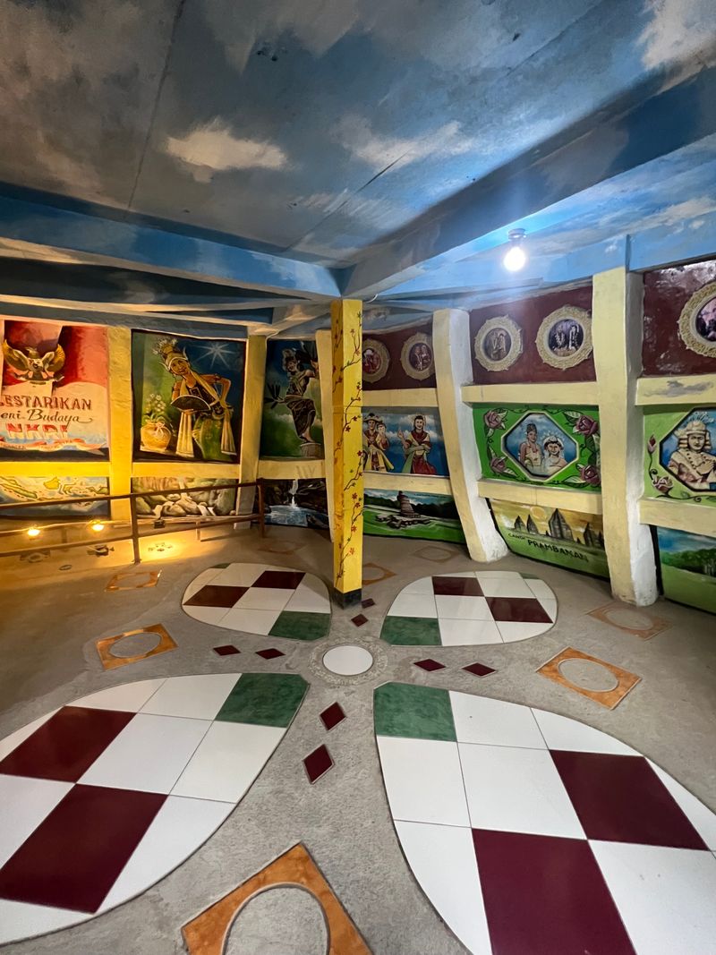 7. The Interior Includes a Prayer Hall in Its “Belly”