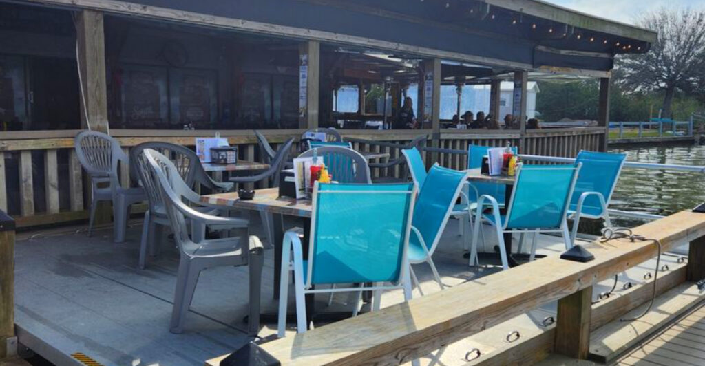A Hidden Florida Gem Where Crab Cakes Steal the Show