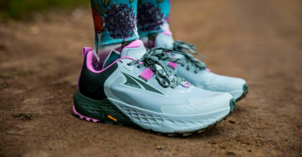 Best Cushioned Walking Shoes for Long Travel Days in 2025