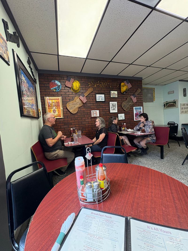 Coffee, Conversation, and That Classic Diner Rhythm