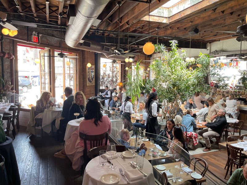 Ambiance: Cozy Yet Lively