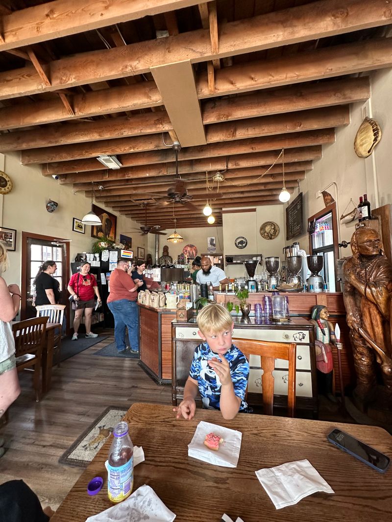 A work-friendly refuge with neighborhood energy