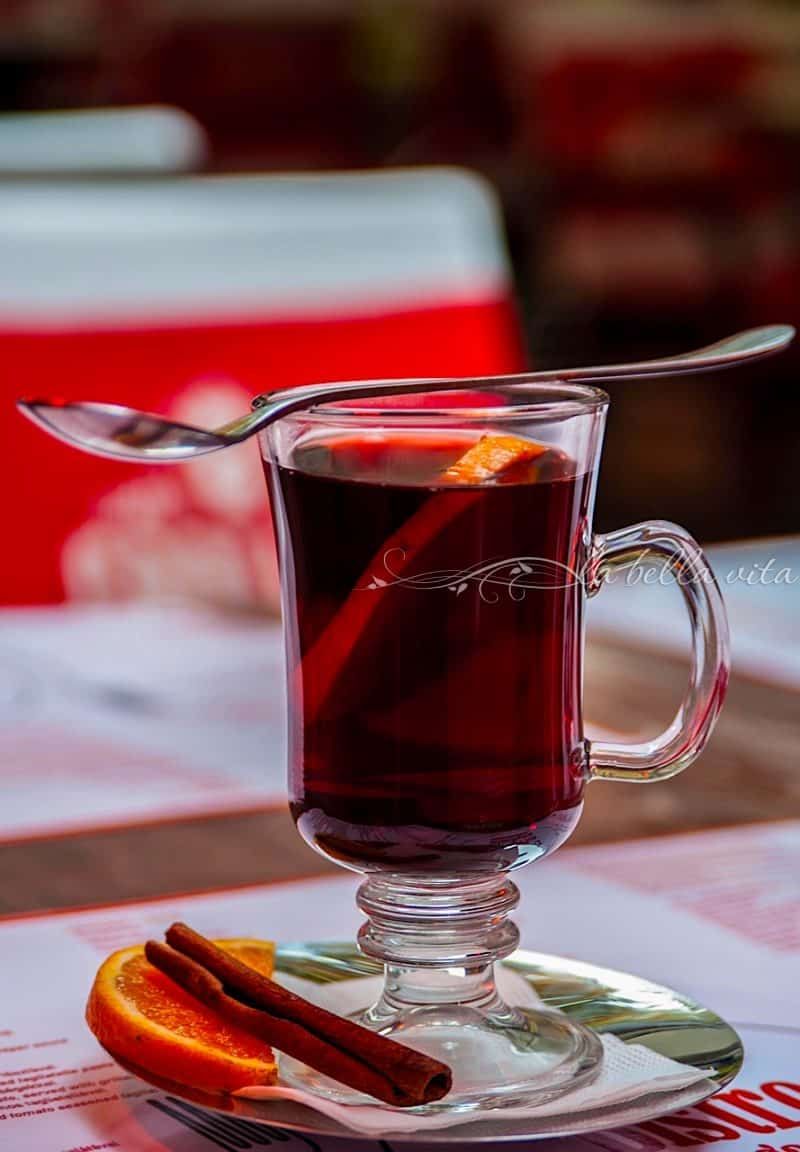 Glühwein, hot cocoa & chai in souvenir ware