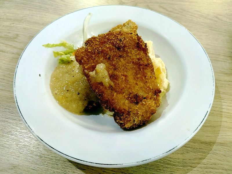 Skillet Apple-Pork Chops with Onions