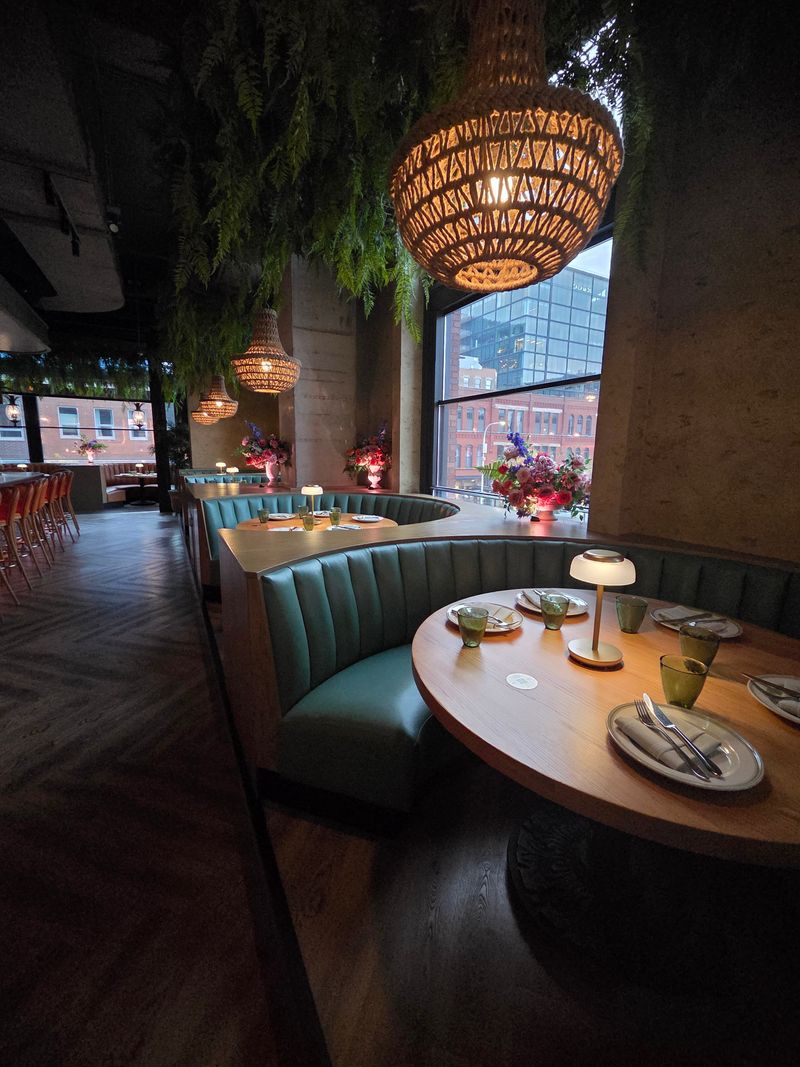 Service, Vibe, and Seating Tips