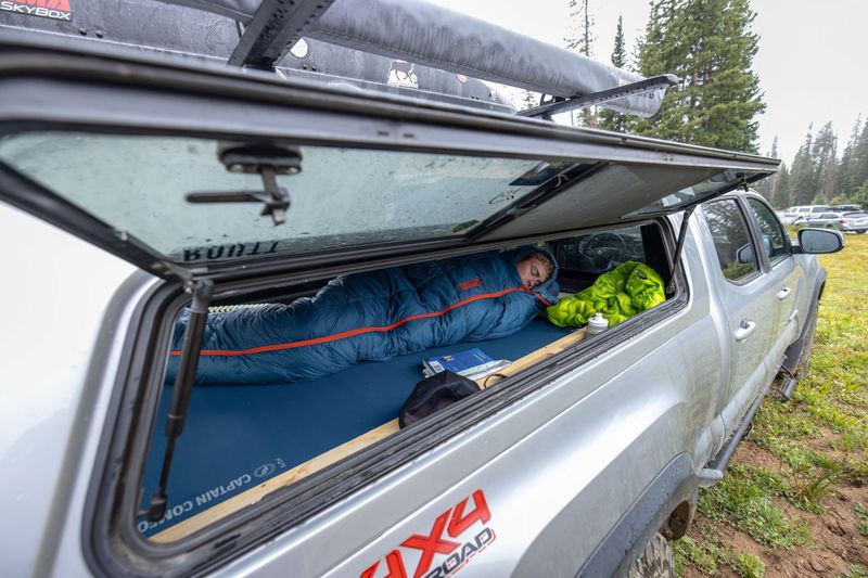 Quality Sleeping Bag / Blanket Suitable for Car Camping Conditions