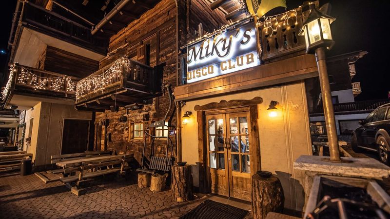 Vibrant Après-Ski Scene