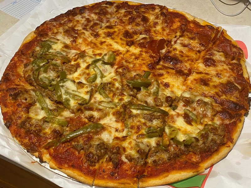 Phil's Pizza (Bridgeport) – pre-game classic near Sox Park