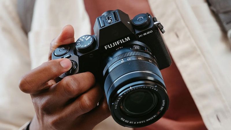 Fujifilm X-S20 – Compact hybrid with strong IBIS