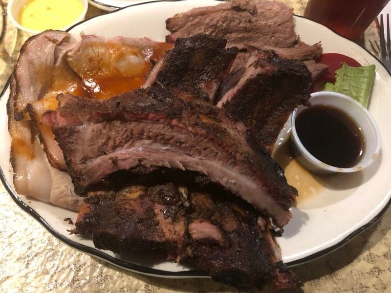 Hickory Log Restaurant & Lounge - Dexter