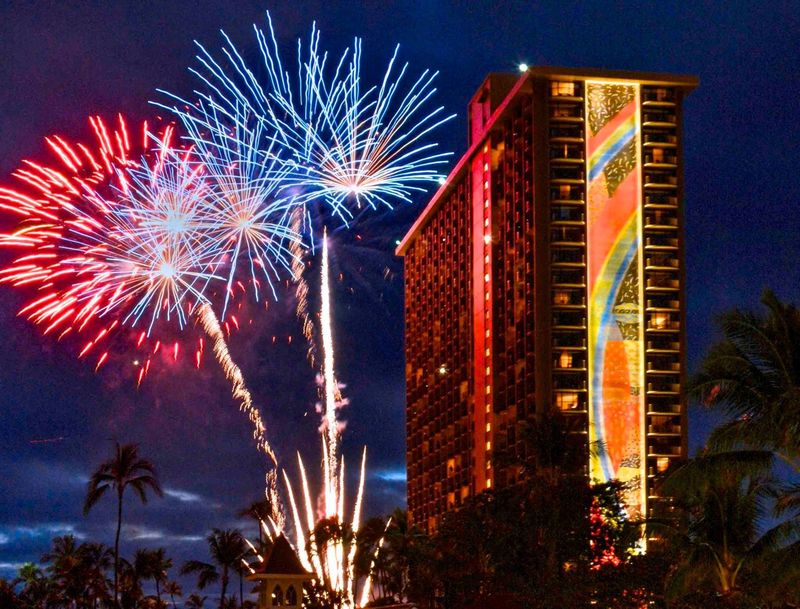 Oahu (Honolulu/Waikiki), HI: Beachfront Fireworks and Cruises