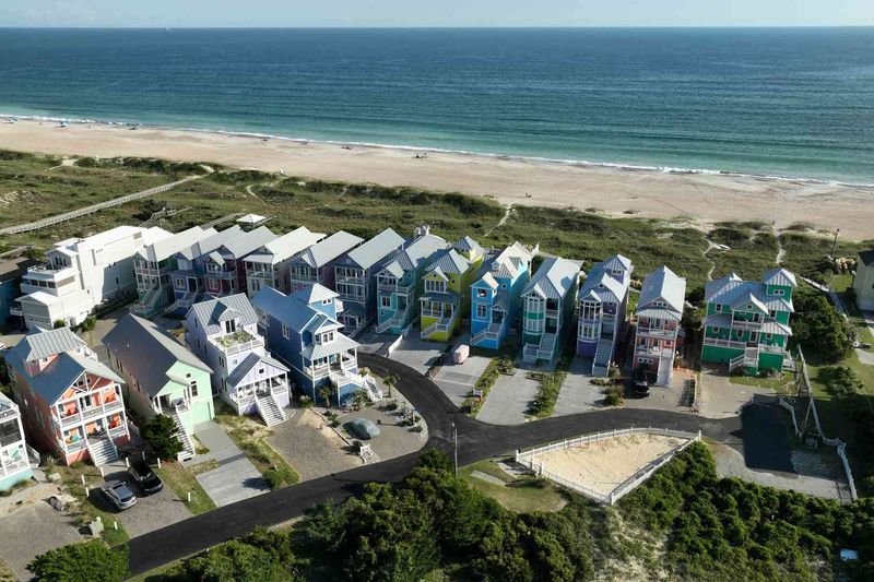 Sits on a barrier island with fantastic geography