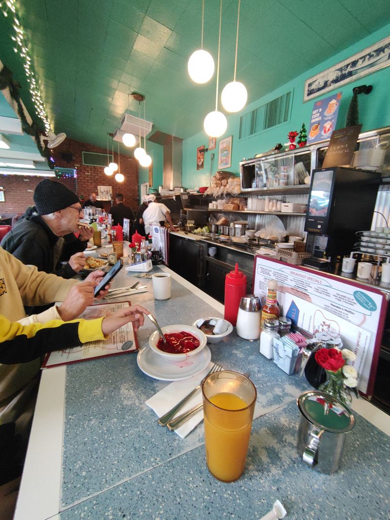 Atmosphere: Friendly, Fast, and Familiar