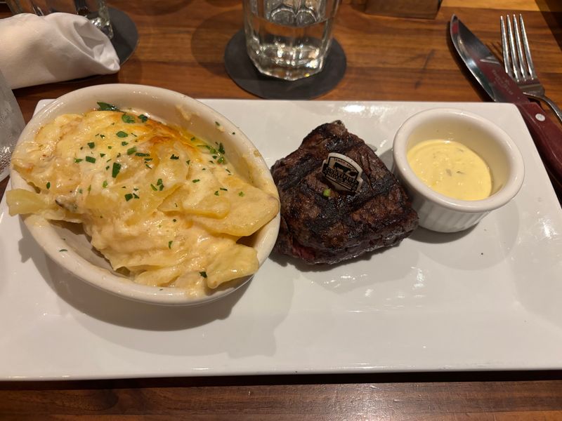 Filet With Garlic Mashed Potatoes