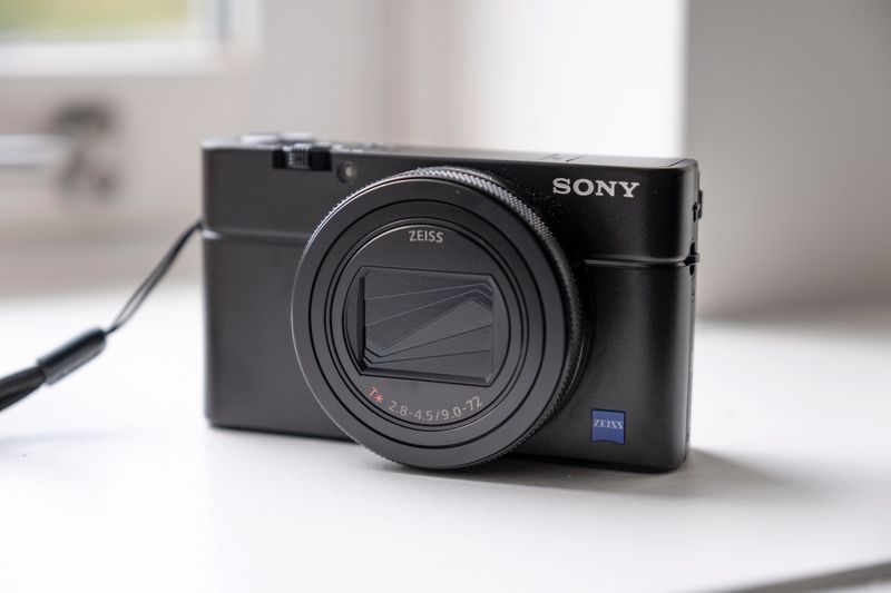 Sony RX100 VII – Premium 1-Inch Travel Zoom