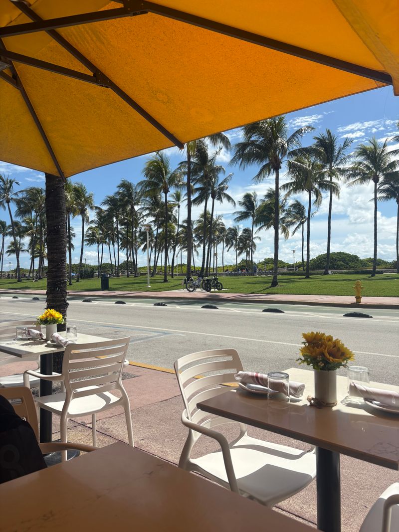 Breakfast to Late-Night: Hours and Rhythm