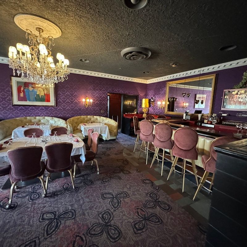 Lakefront Atmosphere and Live Piano