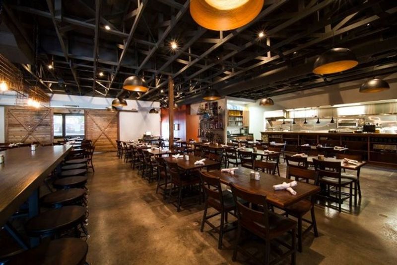 Rustic-Chic Vibe, Lightning Service