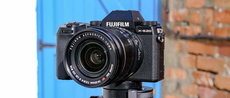 Fujifilm X-S20 – Lightweight APS-C with Strong IBIS