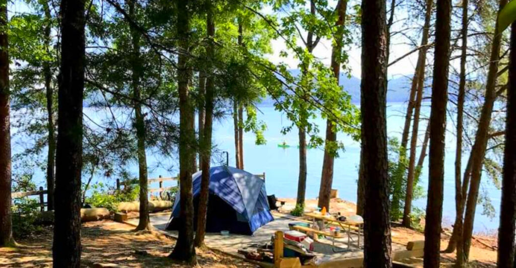 South Carolina’s Secret Lakeside Spot That Locals Hope Tourists Never Discover