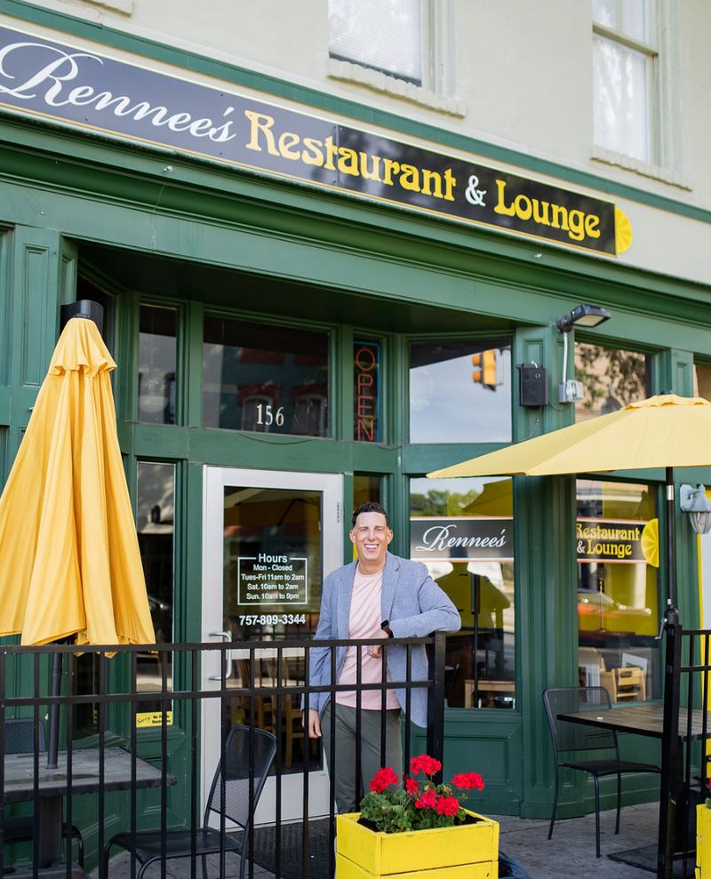 Rennee's Restaurant and Lounge in Suffolk