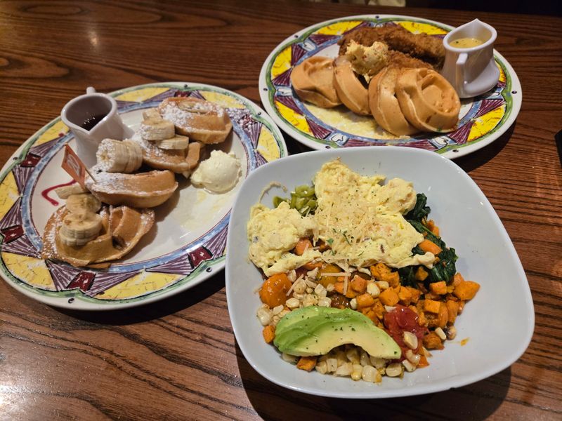 Savory Stars: Fried Chicken, Grits, and Coastal Accents