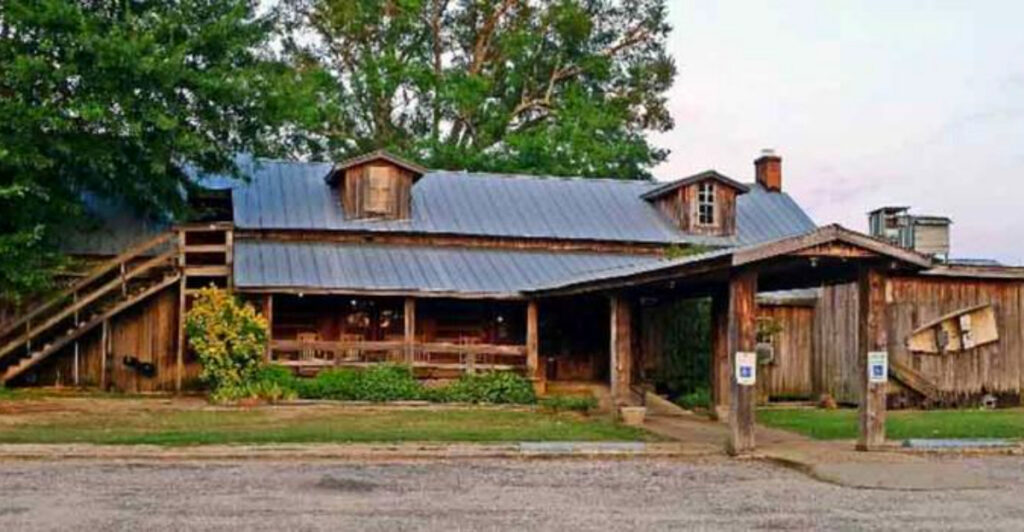 The Alabama Roadside Spot Still Dishing Out Southern Comfort Like No Other