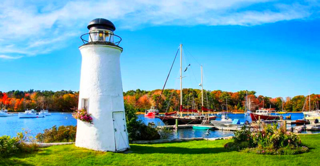 This Hidden Harbor Has the Freshest Lobster Rolls on the East Coast