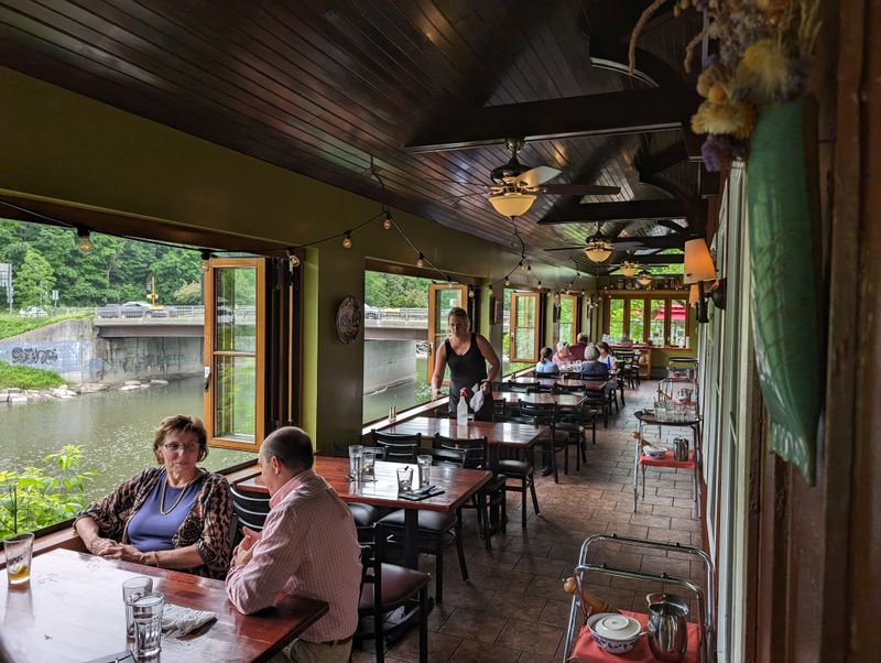 Riverside Setting That Steals the Show