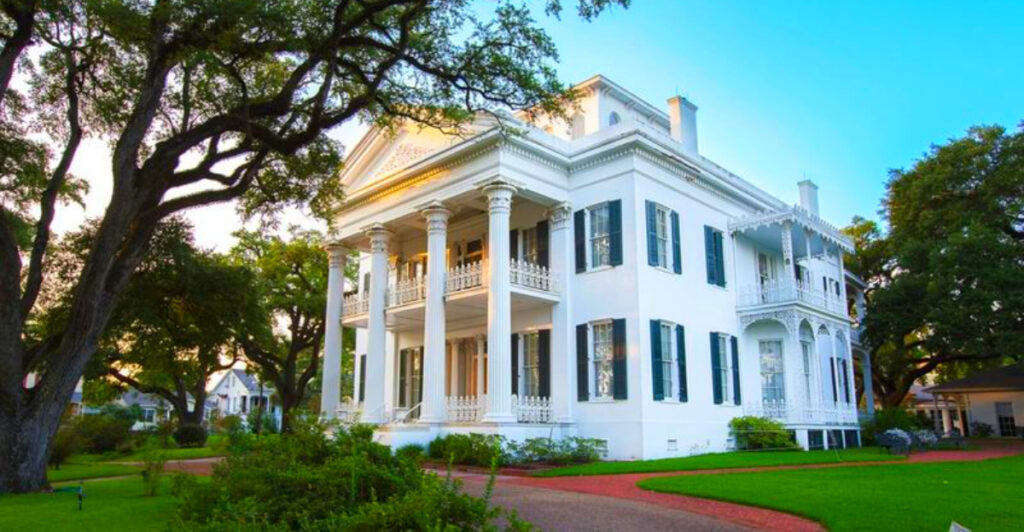 Where Antebellum Mansions Meet River Views and Jazz Nights