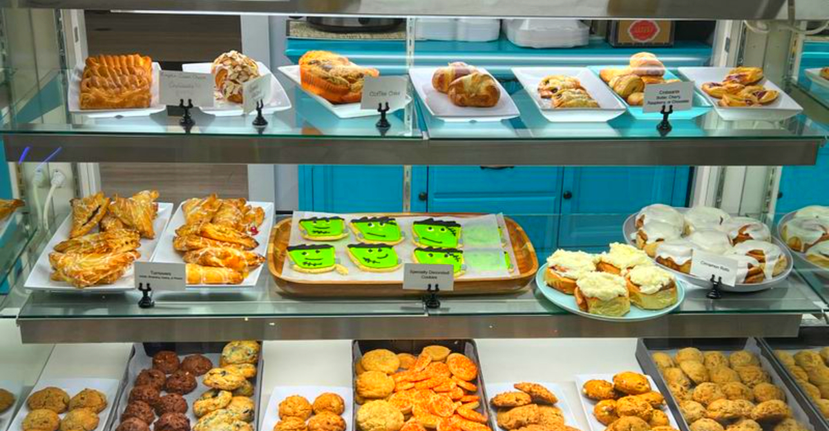 14 Illinois Bakeries Serving Christmas Desserts Your Grandma Would Actually Approve Of