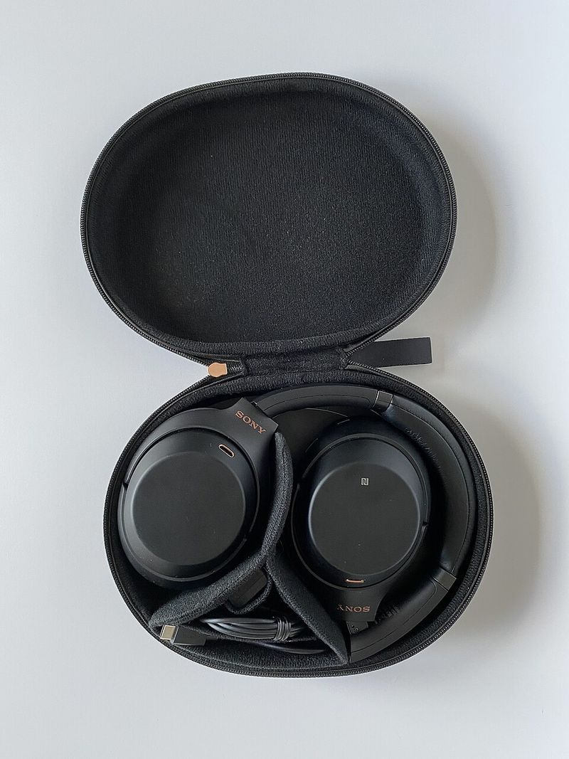 High-Quality Noise-Cancelling Earbuds/Headphones