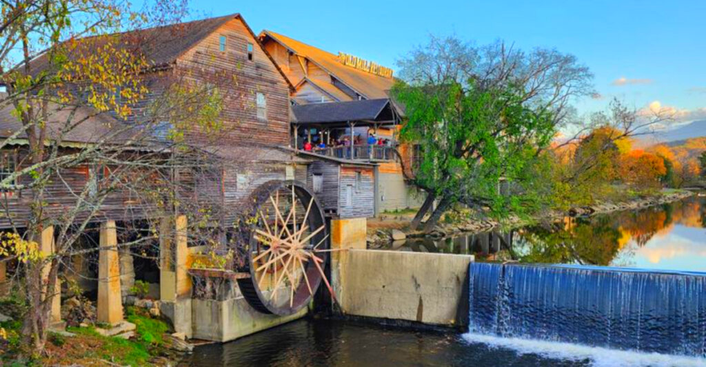 16 Tennessee Lake Cafes With Smoky Mountain Views That Outshine Tourist Traps