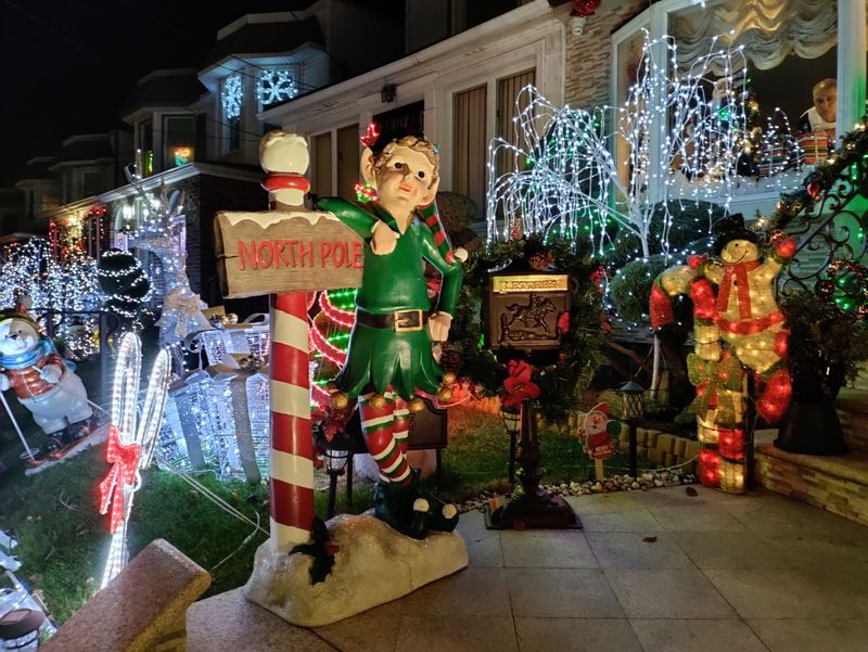 New York City, New York – Holiday Magic & Big-City Buzz