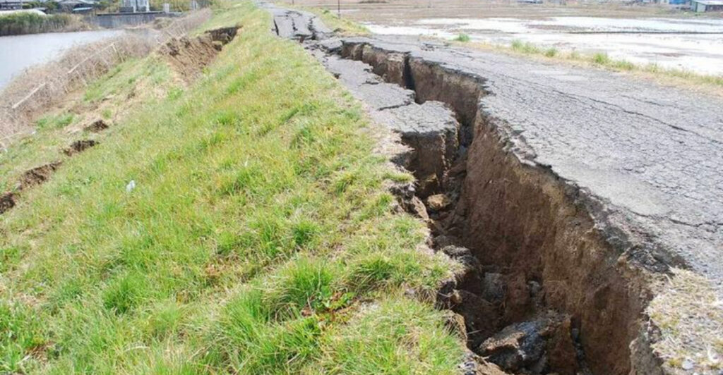 7.5-7.6 Magnitude Quake Rattles Northern Japan -Tsunami Warning, 90 000 Evacuated, Aftershock Risk Looms