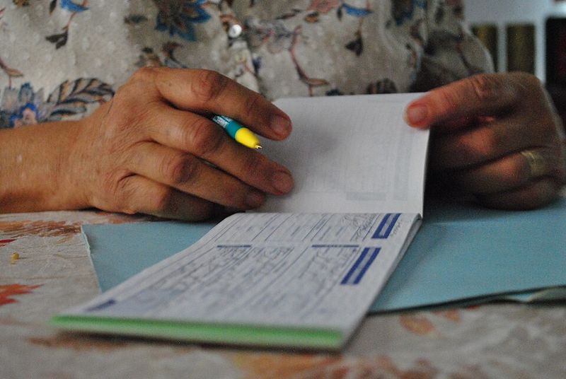 Balancing a checkbook & paying by paper check