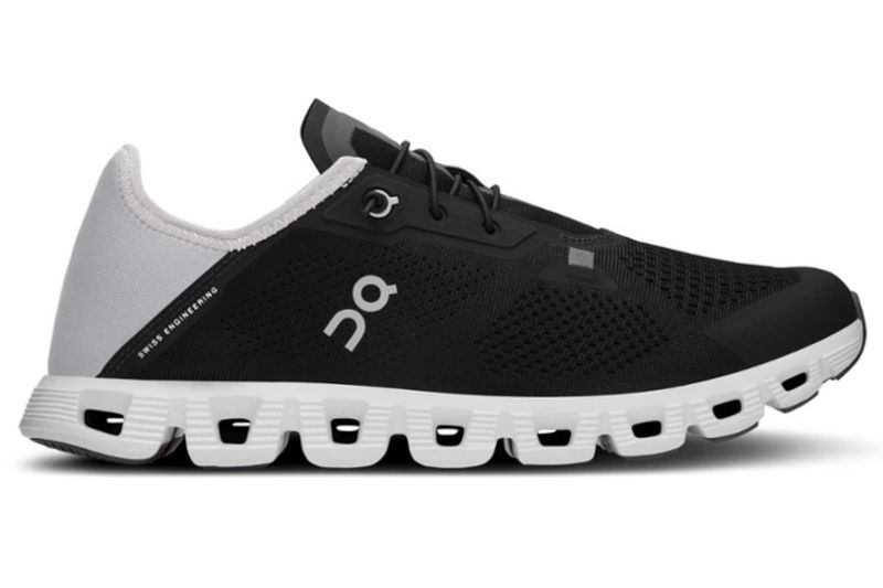On Cloud 5 – Lightweight, Airport-Friendly Travel Sneaker