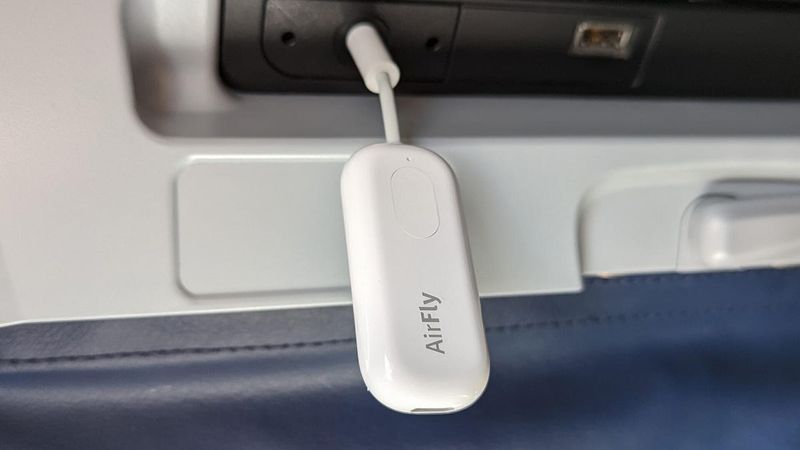 A tiny Bluetooth airplane screen transmitter