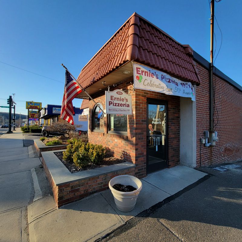 Ernie's Pizzeria (Westville, New Haven)