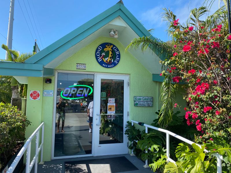 Blond Giraffe Key Lime Pie Factory - Tavernier