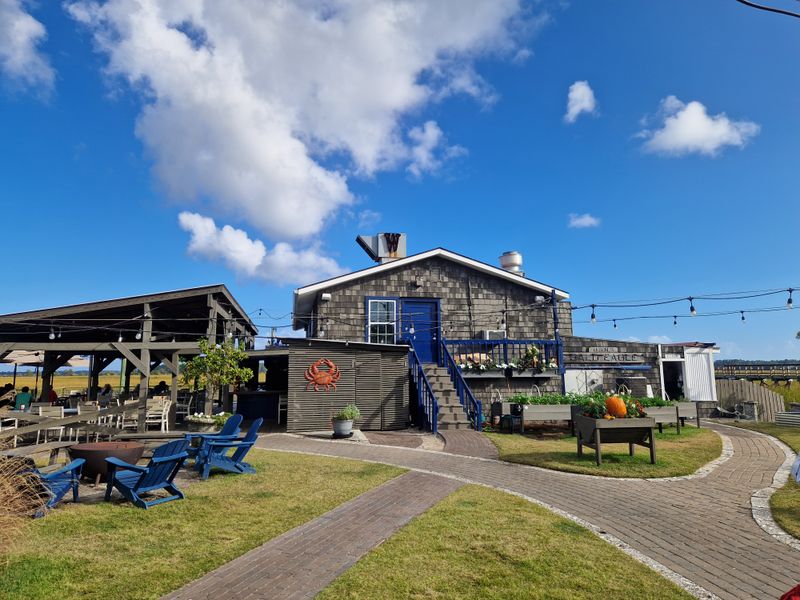 The Wyld Dock Bar (Isle of Hope marsh) - Laid-Back, On-the-Water