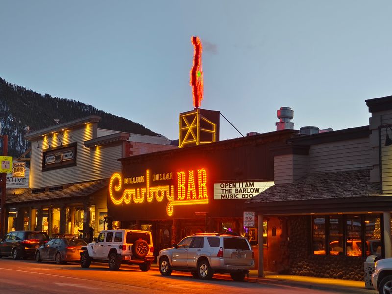 Local Restaurant & Bar – Jackson