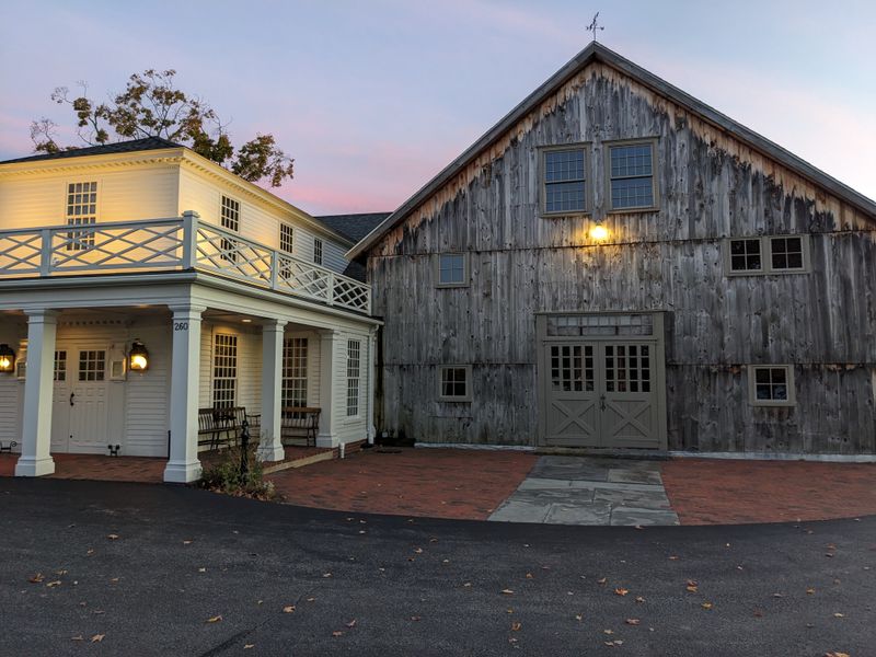 Salem Cross Inn Restaurant & Tavern – West Brookfield