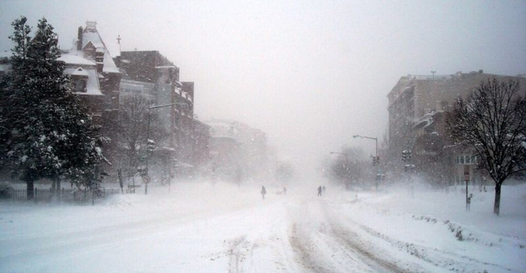 Dangerous Post-Holiday Winter Storm Triggers Blizzard Warnings and Power Outage Concerns Across the Midwest